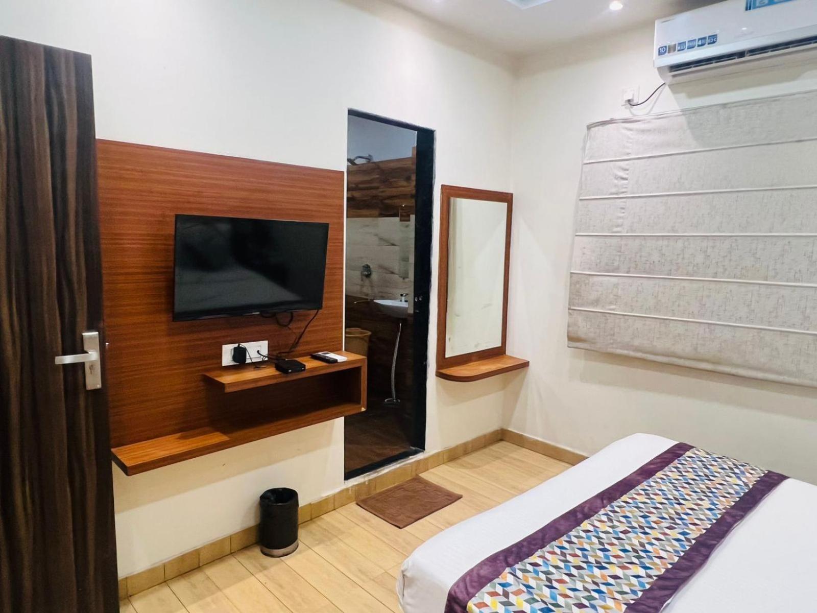 Hotel S V Grand 瓦拉纳西 外观 照片